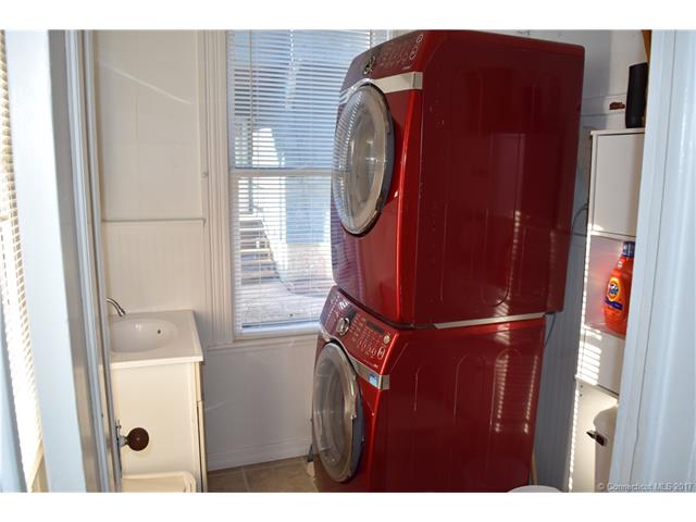 4 Robbins Ct, Norwich, CT 06360