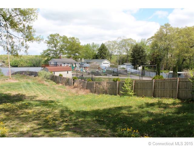 38 Laurel Point Dr, Montville, CT 06370