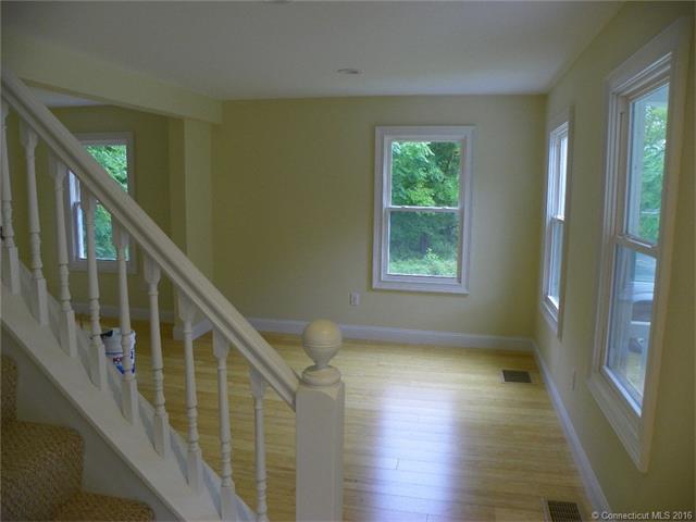 2 Chapman Ave, Waterford, CT 06385