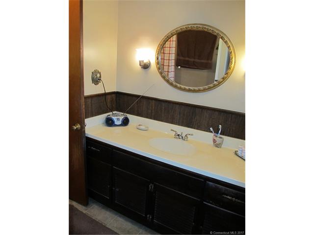 8Beverly Rd, Waterford, CT 06385