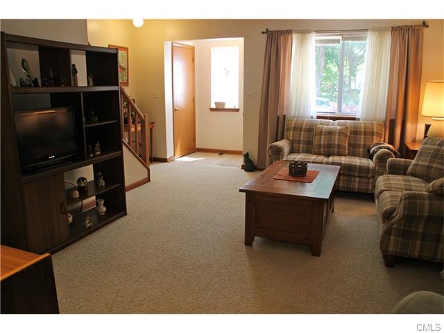 14 Macintosh Lane, Ansonia, CT 06401