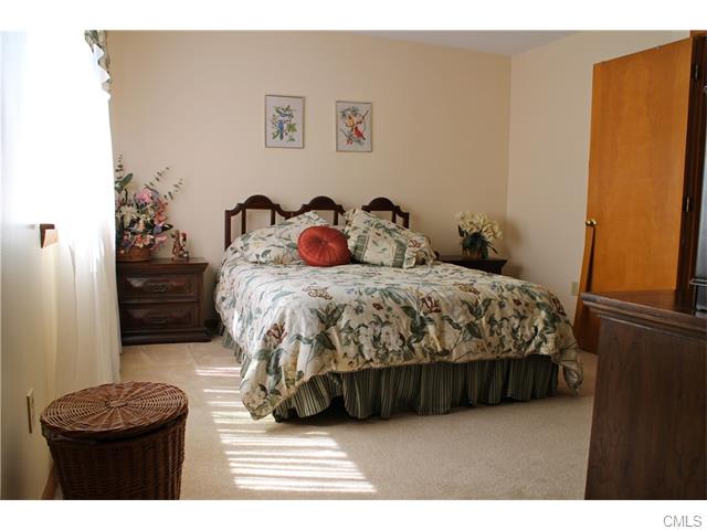 14 Macintosh Lane, Ansonia, CT 06401
