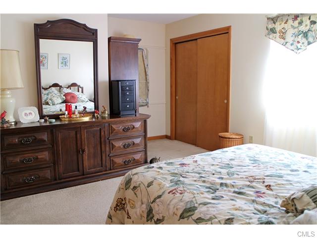 14 Macintosh Lane, Ansonia, CT 06401