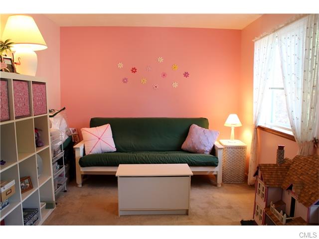 14 Macintosh Lane, Ansonia, CT 06401