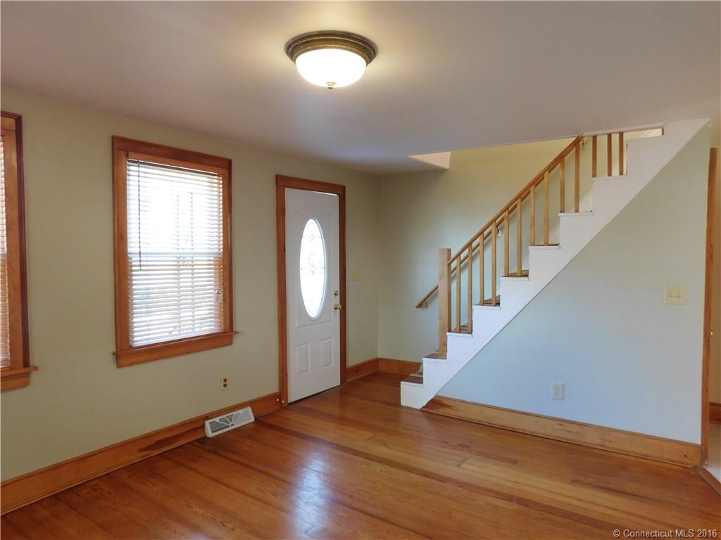 16 Monroe St, Branford, CT 06405