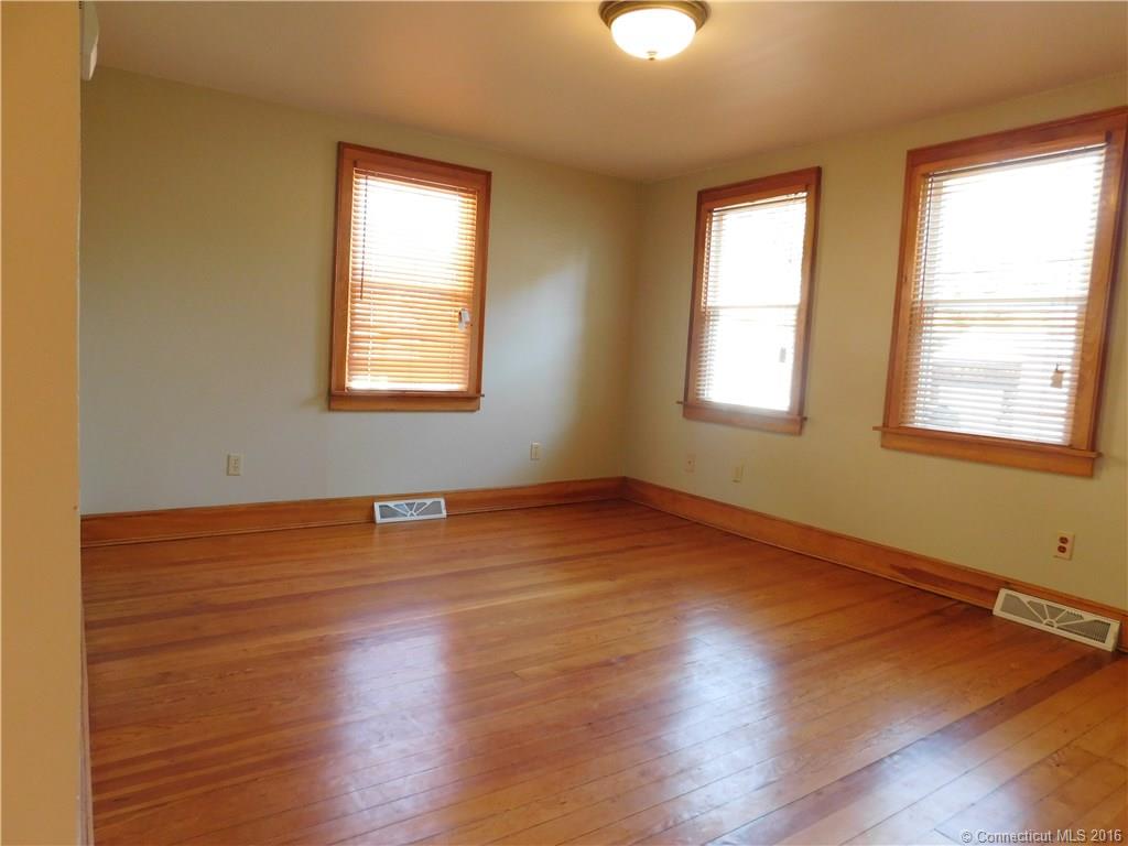 16 Monroe St, Branford, CT 06405