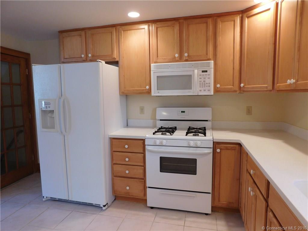 16 Monroe St, Branford, CT 06405