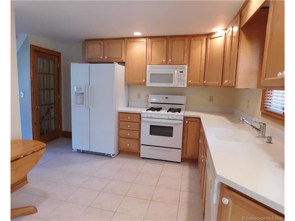 16 Monroe St, Branford, CT 06405