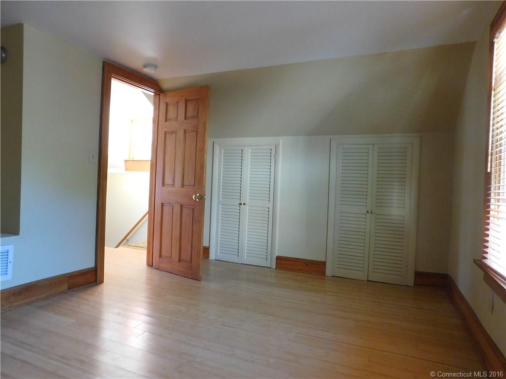 16 Monroe St, Branford, CT 06405