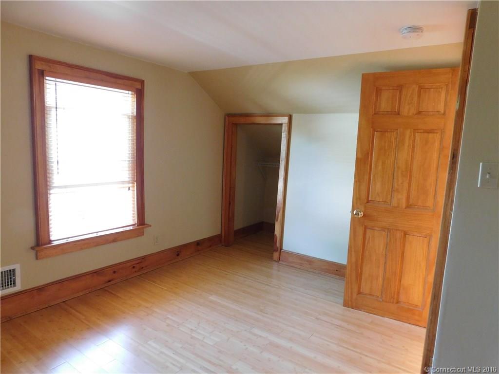 16 Monroe St, Branford, CT 06405