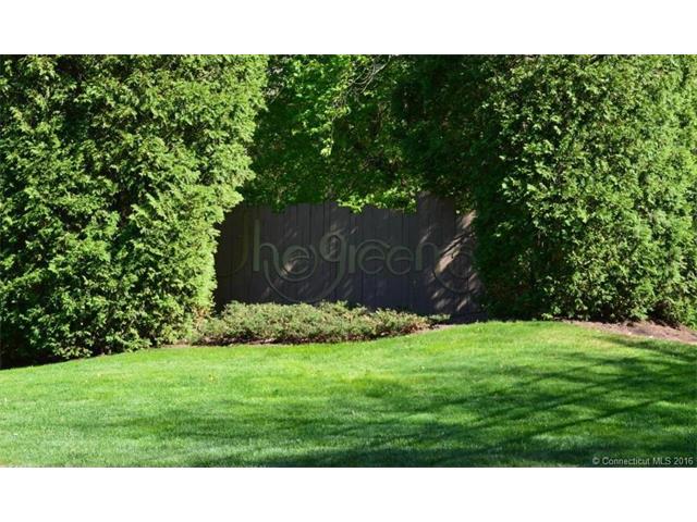 16 Peddlers Dr, Branford, CT 06405