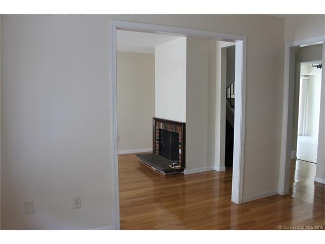 16 Peddlers Dr, Branford, CT 06405