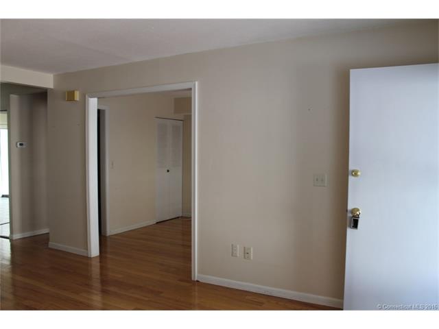 16 Peddlers Dr, Branford, CT 06405