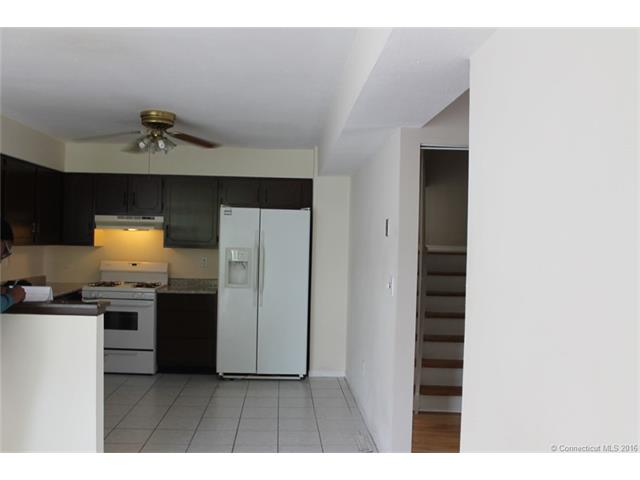 16 Peddlers Dr, Branford, CT 06405