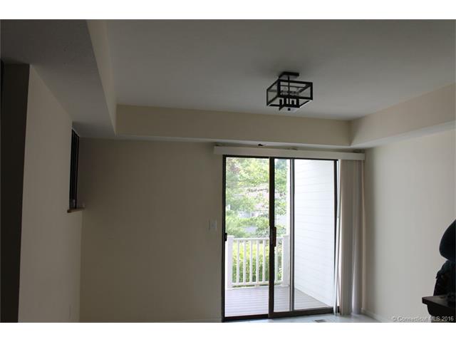 16 Peddlers Dr, Branford, CT 06405