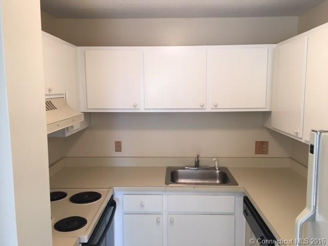 16 Pineview Dr, Branford, CT 06405