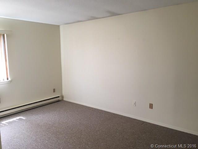 16 Pineview Dr, Branford, CT 06405