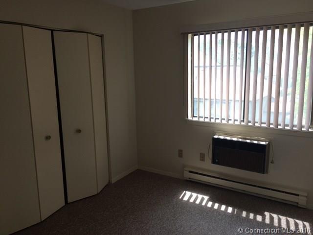 16 Pineview Dr, Branford, CT 06405