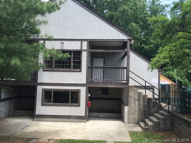 16 Pineview Dr, Branford, CT 06405