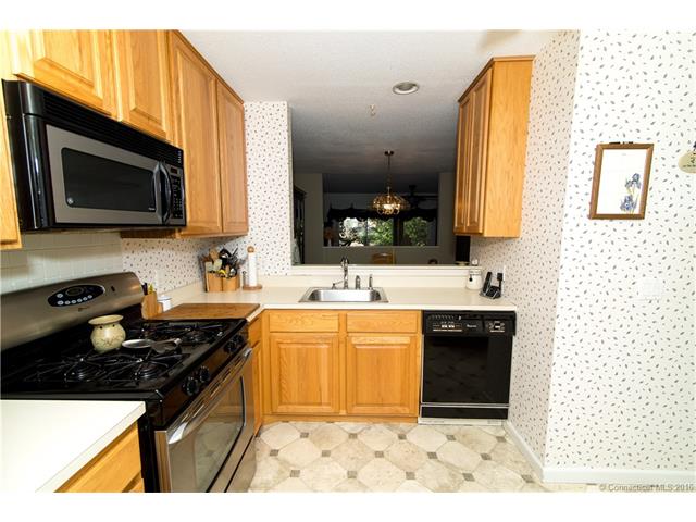 127 Foxbridge Village Rd, Branford, CT 06405