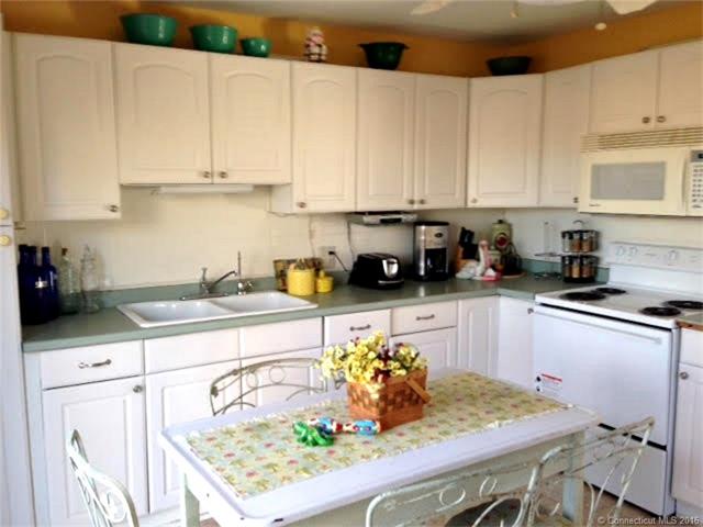 81 Waverly Park Rd, Branford, CT 06405