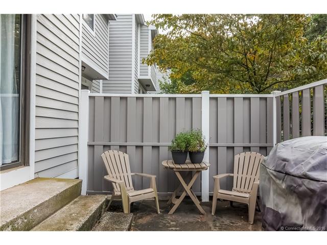 12 Ives Hill Ct, Cheshire, CT 06410