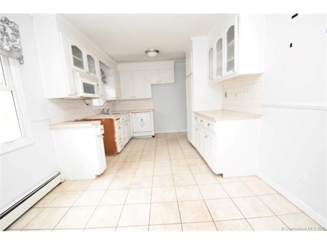 26 Woodland Dr, Clinton, CT 06413
