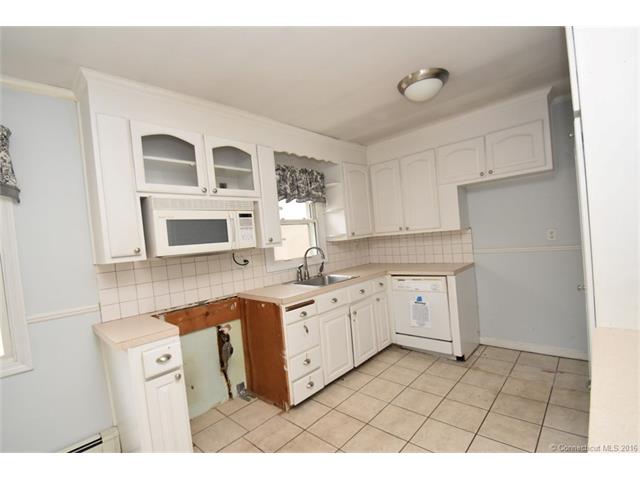 26 Woodland Dr, Clinton, CT 06413