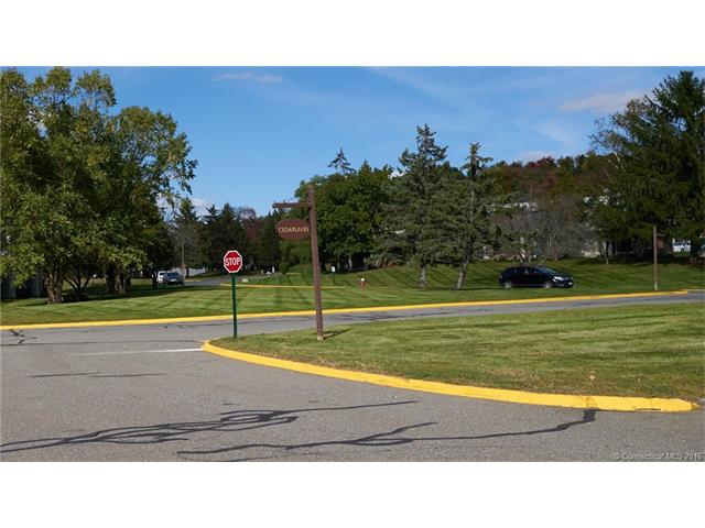 24 Cedarland Ct, Cromwell, CT 06416