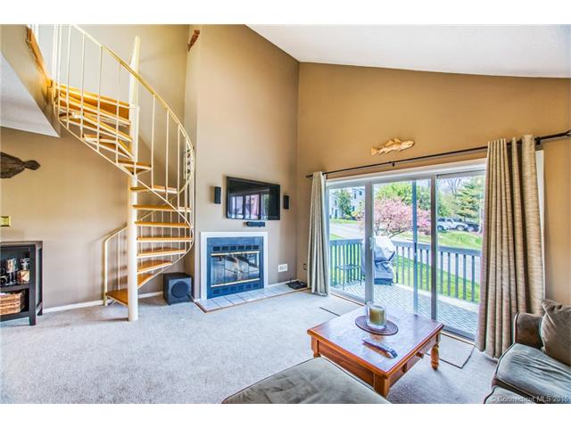 37 Wynwood Dr, Cromwell, CT 06416