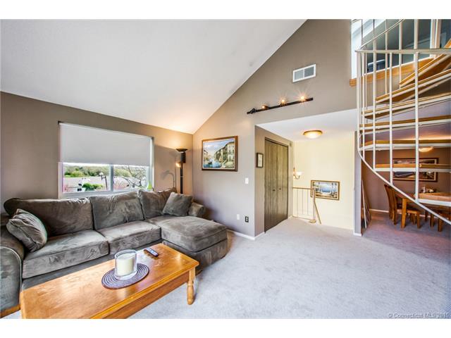 37 Wynwood Dr, Cromwell, CT 06416