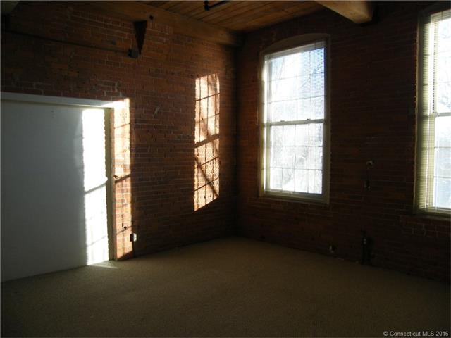 92 Main St, Deep River, CT 06417