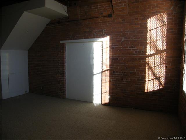 92 Main St, Deep River, CT 06417