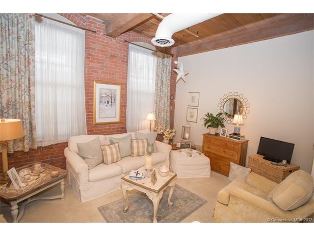 92 Main St, Deep River, CT 06417