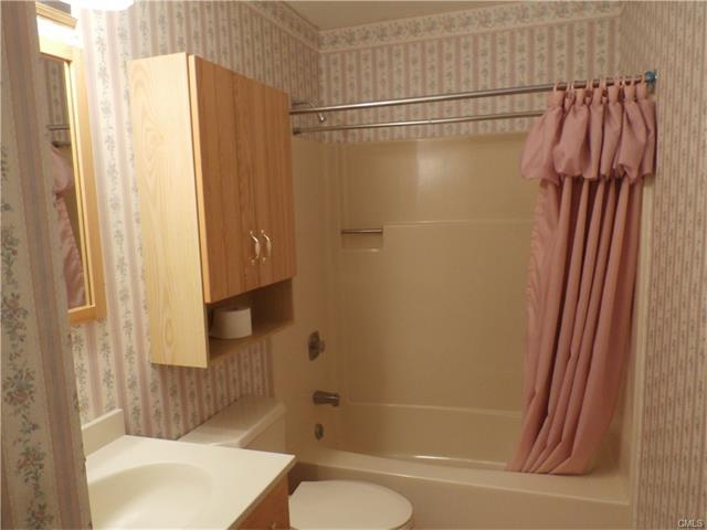 34 Derbyshire, Derby, CT 06418