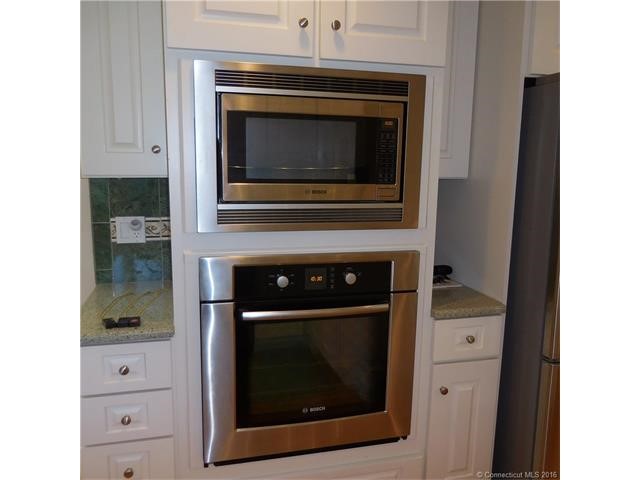 32Schooner Ln, Meriden, CT 06451