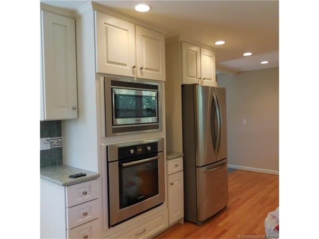 32Schooner Ln, Meriden, CT 06451
