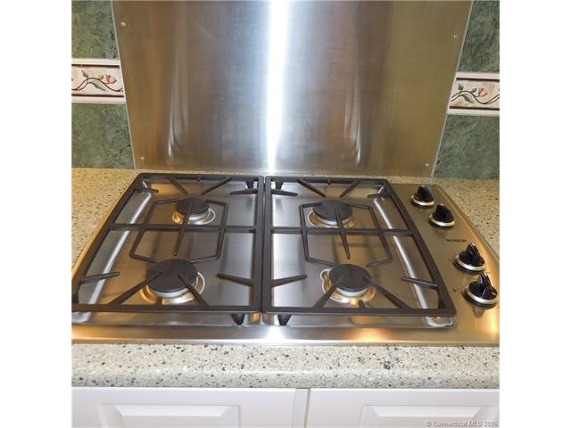 32Schooner Ln, Meriden, CT 06451
