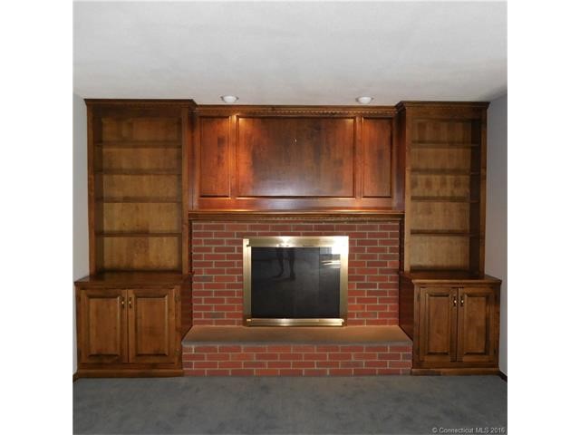 32Schooner Ln, Meriden, CT 06451