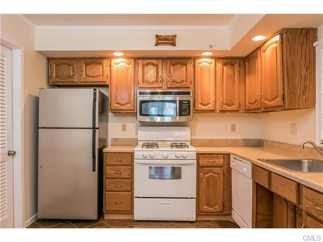 6 Greenview Lane, Milford, CT 06461