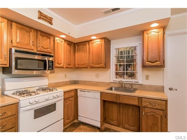 6 Greenview Lane, Milford, CT 06461