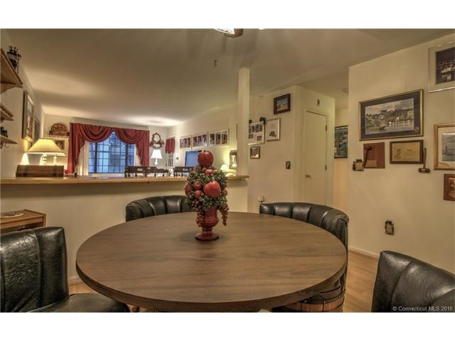 209Foxwood Ln #209, Milford, CT 06461