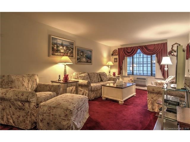 209Foxwood Ln #209, Milford, CT 06461