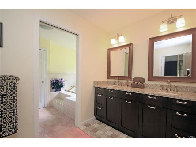 10 Cahill Road, Monroe, CT 06468