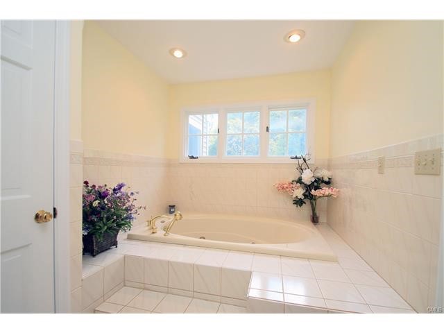 10 Cahill Road, Monroe, CT 06468
