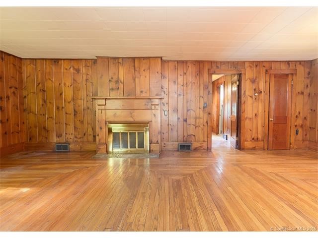 411Oxford Rd, Oxford, CT 06478
