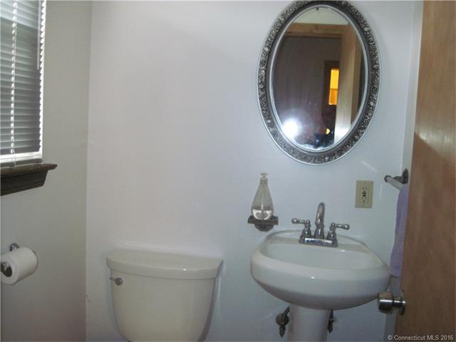 2 Carter Hts, Southington, CT 06479