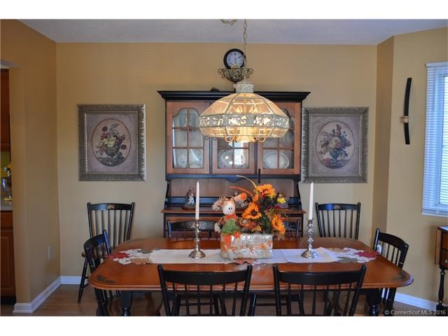 2Daisy Dr #D, Seymour, CT 06483