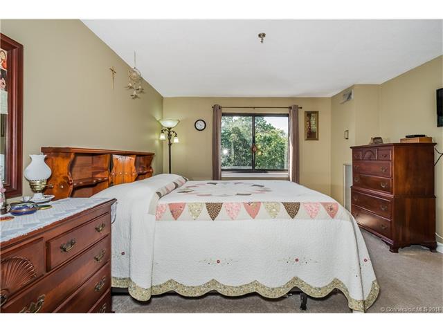 95 Putter Dr, Wallingford, CT 06492