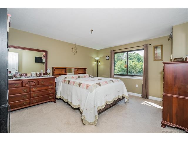 95 Putter Dr, Wallingford, CT 06492